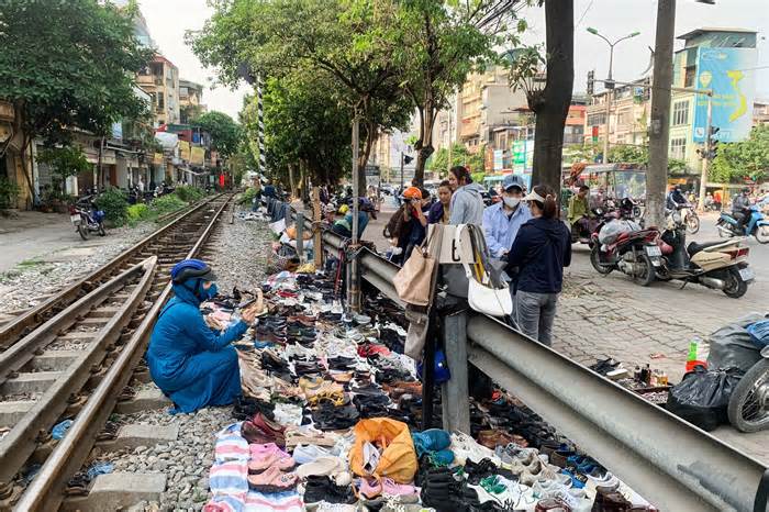 Hà Nội: Đường sắt thành nơi kinh doanh, người dân vô tư ngồi mua hàng