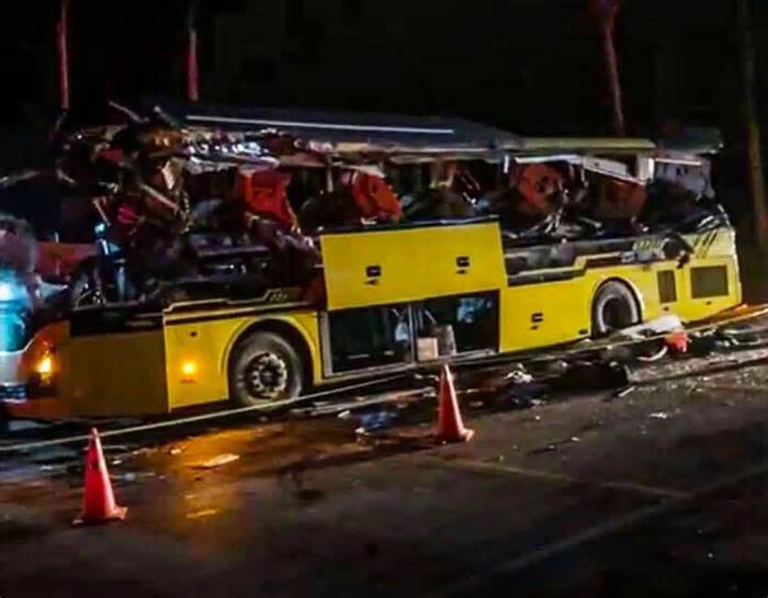 Xe khách bẹp rúm sau tai nạn 5 người chết, cảnh sát cắt cửa giải cứu hành khách
