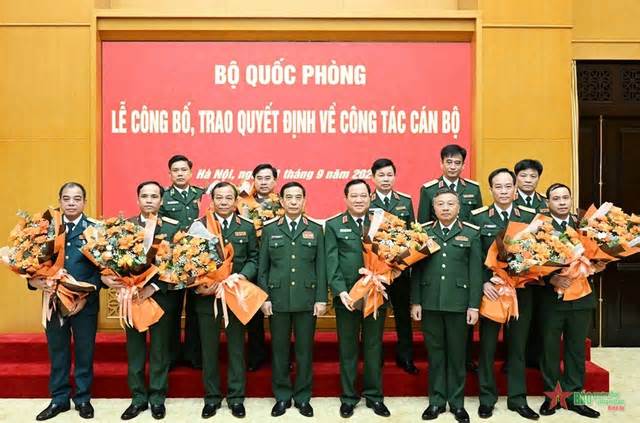 Đại tướng Phan Văn Giang trao quyết định thăng quân hàm cấp tướng