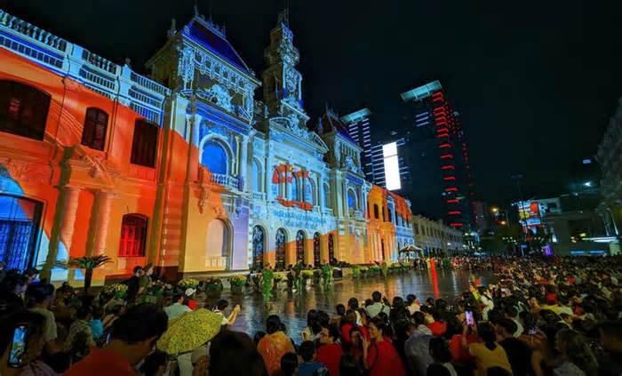 Gián đoạn chương trình 3D mapping ở TPHCM do mưa to