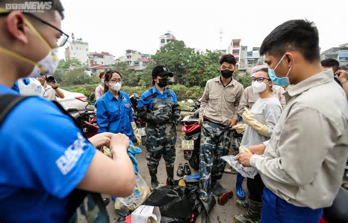 Ngâm mình dưới sông vớt rác, nhóm bạn trẻ mong hồi sinh những dòng nước 'chết'