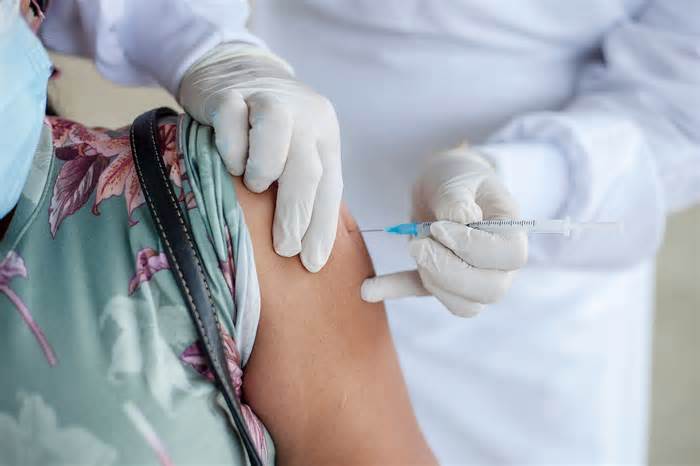 Các nước xử phạt không tiêm vaccine thế nào?