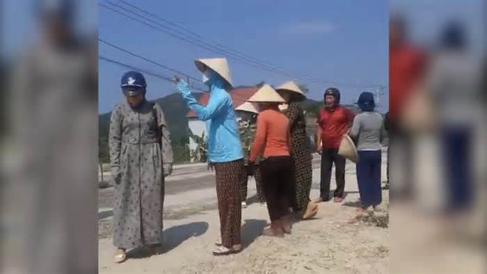 Người dân ở Bình Định kéo nhau ngăn đơn vị thi công đổ đất nâng đường Quốc lộ 19