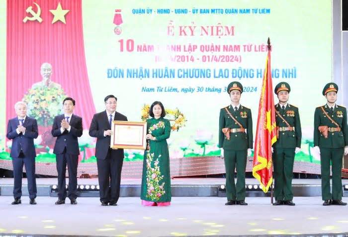 Một quận của Hà Nội đón nhận Huân chương Lao động hạng Nhì