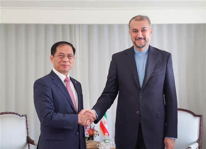 Bộ trưởng Ngoại giao tiếp xúc song phương với quan chức Mexico, Iran