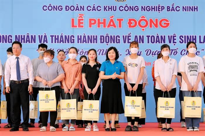 Trao quà cho 500 đoàn viên, công nhân lao động hoàn cảnh khó khăn