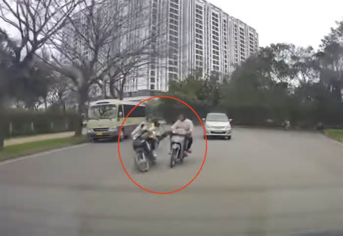 Truy tìm 2 kẻ đi xe máy lạng lách, đạp người phụ nữ trên đường phố Hà Nội