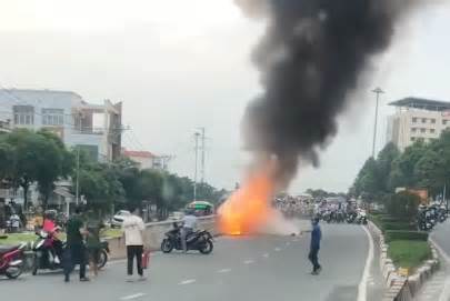 Hai xe máy cháy trơ khung sau va chạm