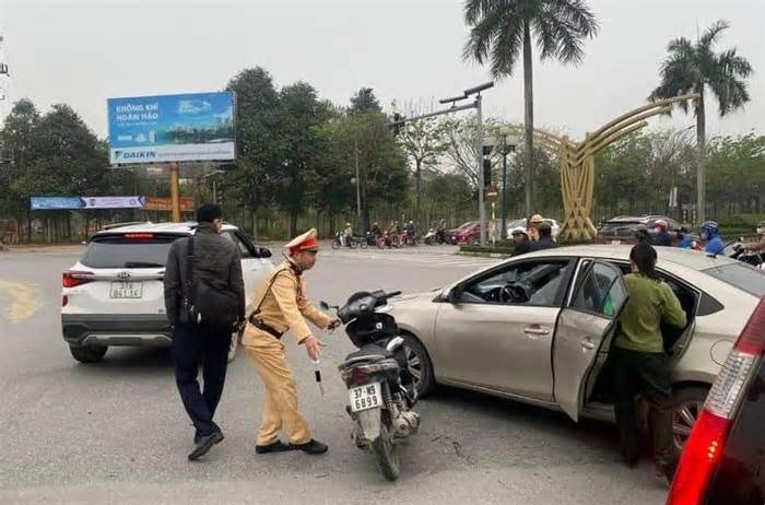 Vào cuộc làm rõ vụ người đàn ông cầm mũ bảo hiểm đập vỡ kính xe ô tô