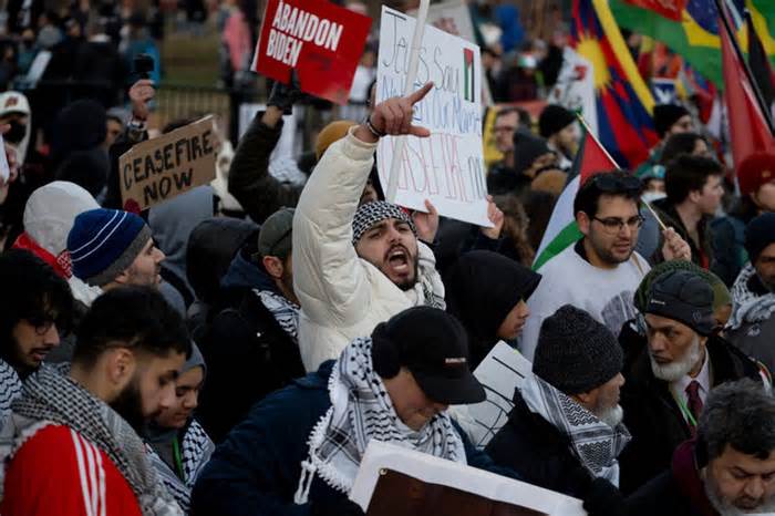 Người biểu tình ủng hộ Palestine và Yemen phá hàng rào Nhà Trắng, hành hung cảnh sát