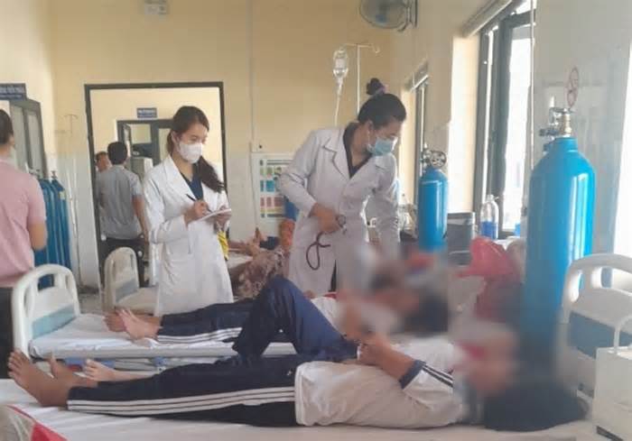 8 học sinh nhập viện sau khi ăn kẹo mua trước cổng trường ở Bình Phước