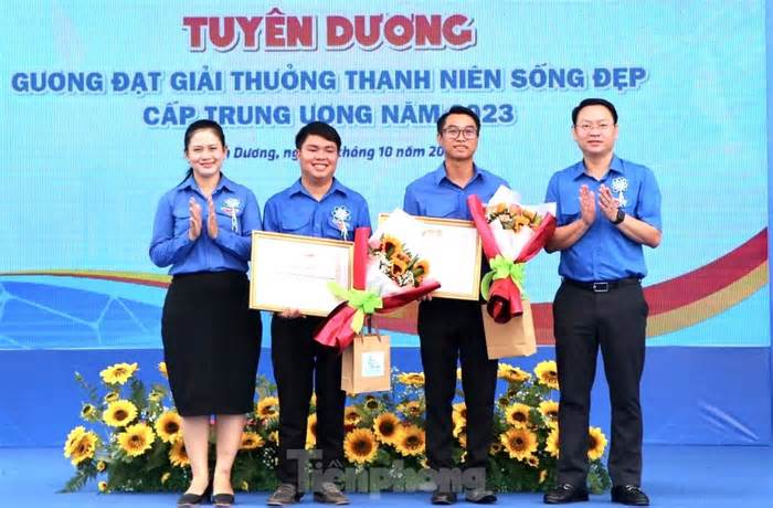 Bình Dương tuyên dương, trao giải thưởng cho những 'người đặc biệt'