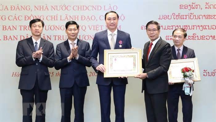 Lào tặng huân chương cho lãnh đạo Ban Dân vận và MTTQ Việt Nam