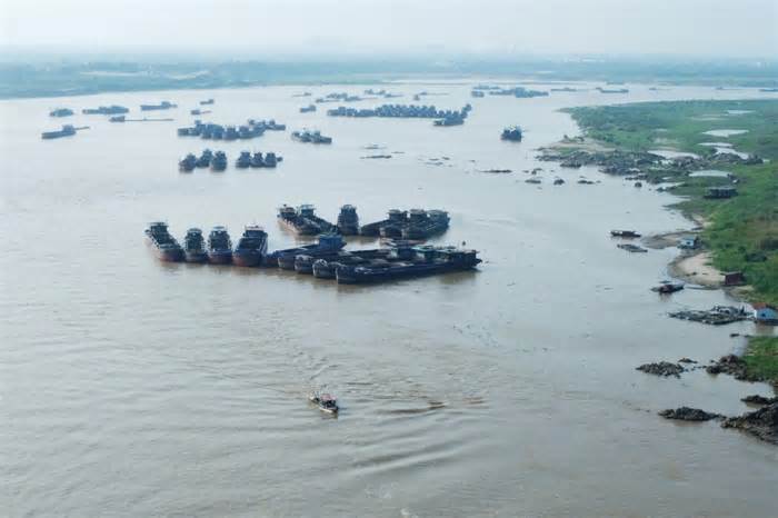 Hà Nội chỉ đạo xử lý tình trạng khai thác cát gây sạt lở bờ sông, lún nứt nhà dân