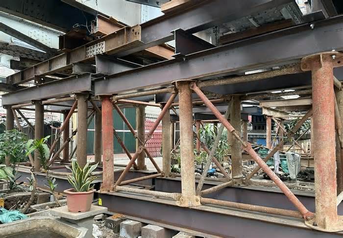 Tạm dừng tàu qua cầu Long Biên do hư hỏng kết cấu