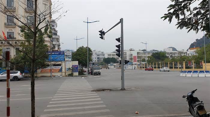 Kỳ lạ cột đèn tín hiệu giao thông nằm giữa đường nhưng không hoạt động