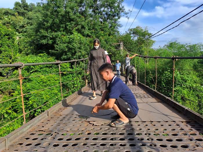 Nguy cơ mỗi khi qua cây cầu treo mặt chằng vá, cáp han rỉ