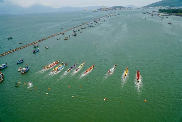 Ngư dân tranh tài đua thuyền, kỷ niệm ngày giải phóng thành phố Đà Nẵng