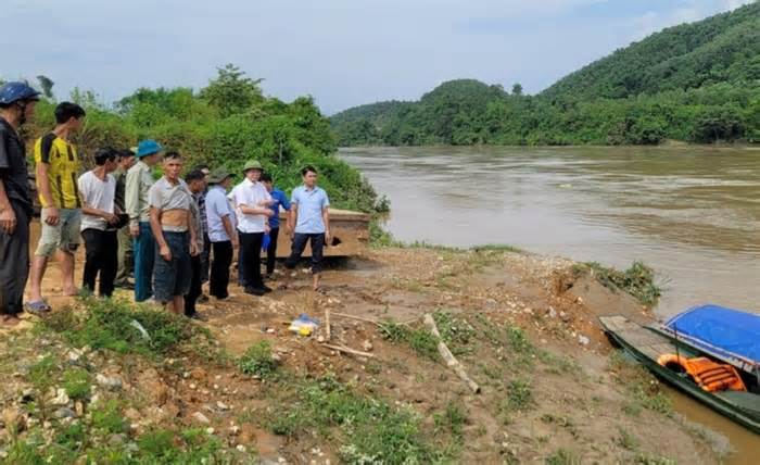 Tìm thấy thi thể bé trai 7 tuổi mất tích trên sông Lô