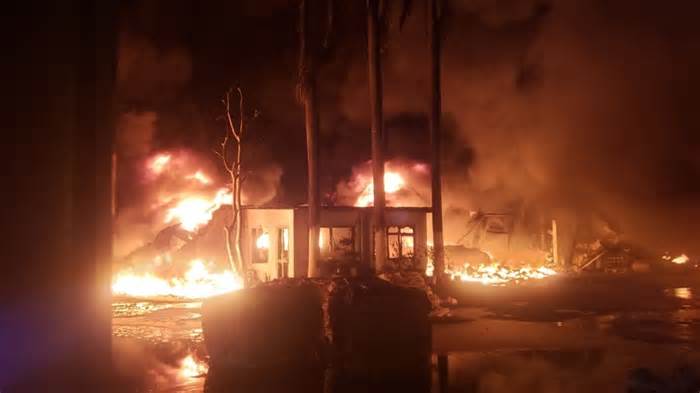 Nhiều xe cộ, máy móc bị thiêu rụi trong vụ cháy lớn tại xưởng bao bì ở Vĩnh Phúc