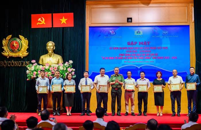 Lãnh đạo Báo Lao Động nhận kỉ niệm chương của Bộ Công an