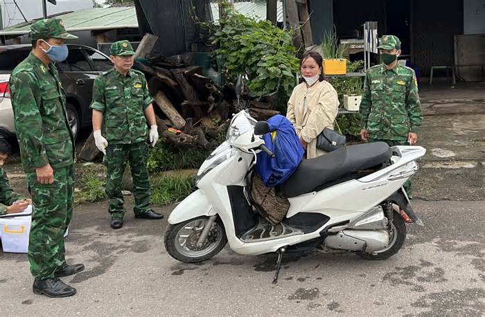 Vận chuyển pháo lậu bằng xe máy từ biên giới về nội địa