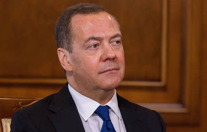 Ông Medvedev: 'Đức đang chuẩn bị gây chiến với Nga'