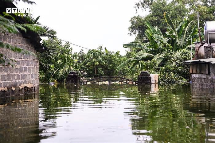 Bị cô lập vì nước lũ, dân Hà Nội sống cảnh không điện nước, chèo thuyền vào làng