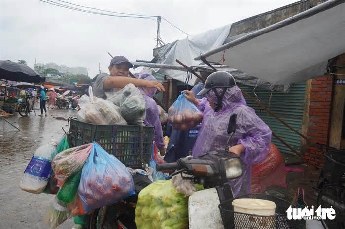 Sau bão rau xanh tăng giá mạnh, mưa bão nhiều tiểu thương nghỉ bán