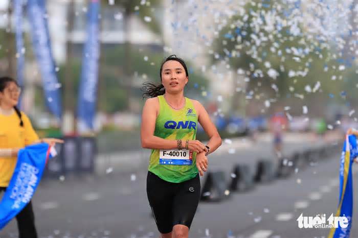 ‘Nữ hoàng chân đất’ Phạm Thị Bình chiến thắng cuộc thi Marathon quốc tế Đà Nẵng 2024