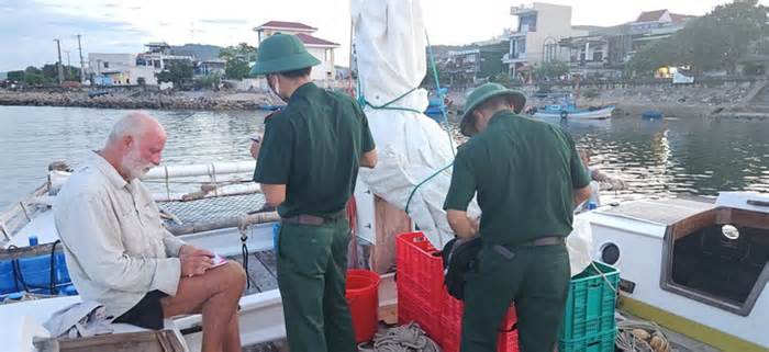 Ngư dân Quảng Ngãi cứu ông lão người Mỹ đi thuyền buồm từ Philippines sang Việt Nam du lịch