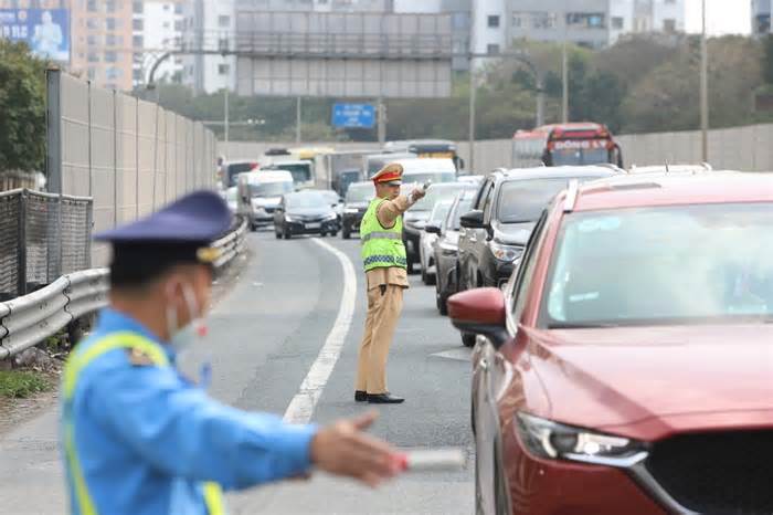 CSGT Hà Nội xử lý nghiêm các hành vi vi phạm trật tự, an toàn giao thông dịp nghỉ lễ