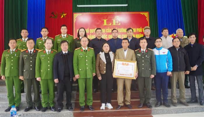 Trao bằng ‘Tổ quốc ghi công’ cho thân nhân chiến sỹ công an hy sinh ở Bắc Giang