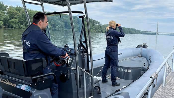 Tàu du lịch và thuyền máy va chạm trên sông Danube, 2 người chết, 5 người mất tích