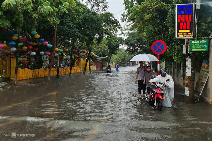 Mưa lớn gây ngập đường vào Hội An, vùng cao sạt lở