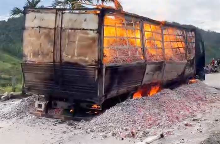 Xe tải chở hơn 15 tấn than bốc cháy ngùn ngụt lúc rạng sáng
