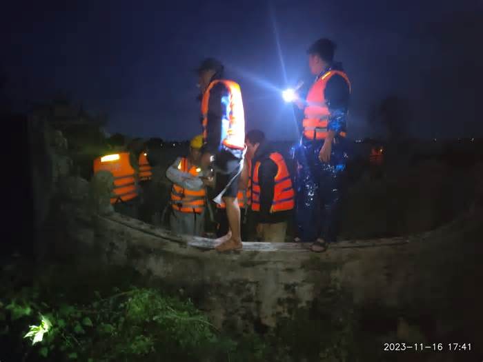 Kịp thời ứng cứu 6 nhân viên nhà mạng bị lật thuyền