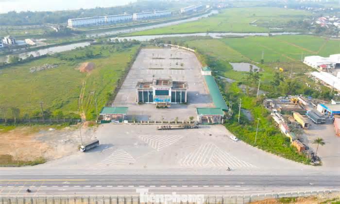 Bến xe 250 tỷ đồng xây xong rồi 'đắp chiếu'