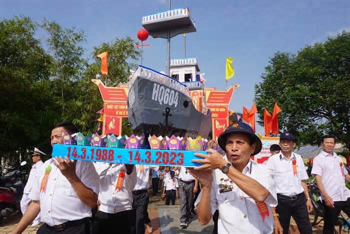 Dâng hương tưởng niệm 64 liệt sĩ hy sinh trong sự kiện Gạc Ma