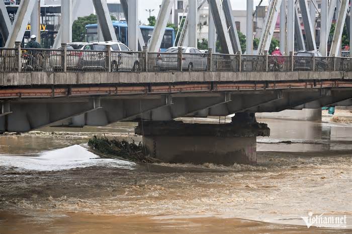 Hà Nội rút báo động lũ mức II trên sông Hồng tại 5 huyện, thị xã