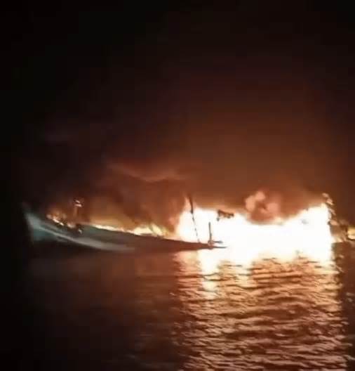 Tàu cá bốc cháy trên biển nghi bị ném bom xăng