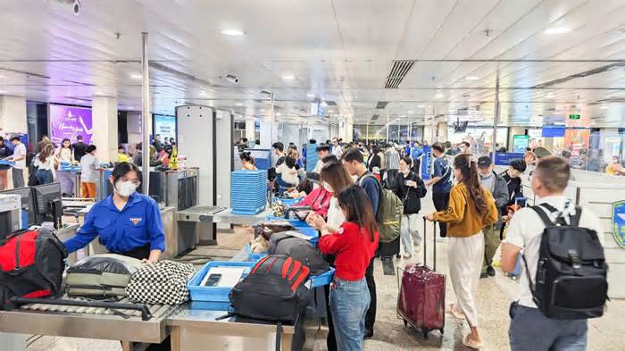 'Áo xanh' tình nguyện trông giữ trẻ, xuyên đêm hỗ trợ hành khách tại sân bay Tân Sơn Nhất ngày 27 Tết