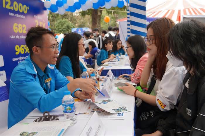 Điểm chuẩn xét tuyển sớm đại học cao chót vót: Thực chất hay chiêu trò?