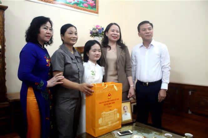 Phó Chủ tịch nước Võ Thị Ánh Xuân thăm hỏi cô giáo không tay ở Thanh Hoá