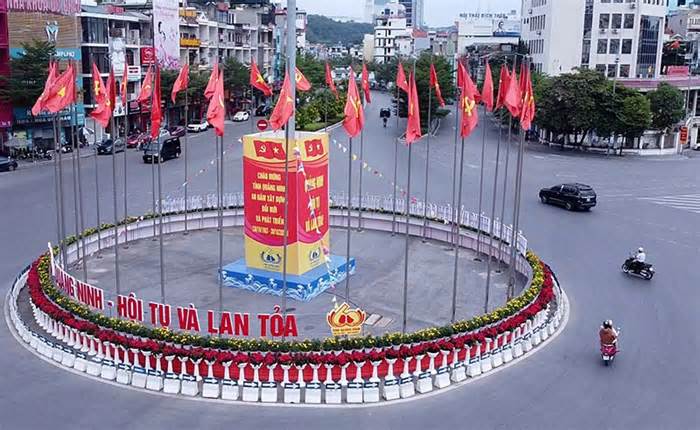 Thành phố Hạ Long chuẩn bị cờ hoa cho ngày hội lớn