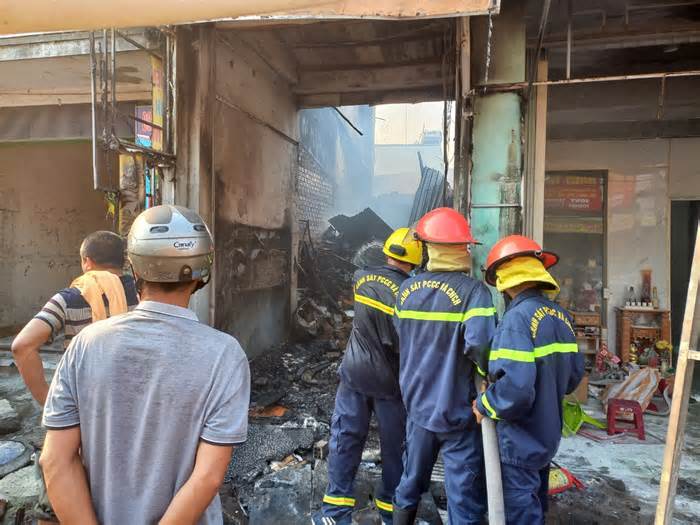 Cháy cửa hàng điện tử điện lạnh ở Quảng Nam