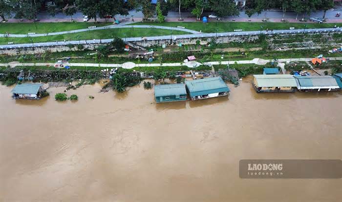 Loạt thủy điện Tuyên Quang xả lũ, xóm bè chênh vênh bên dòng nước xiết