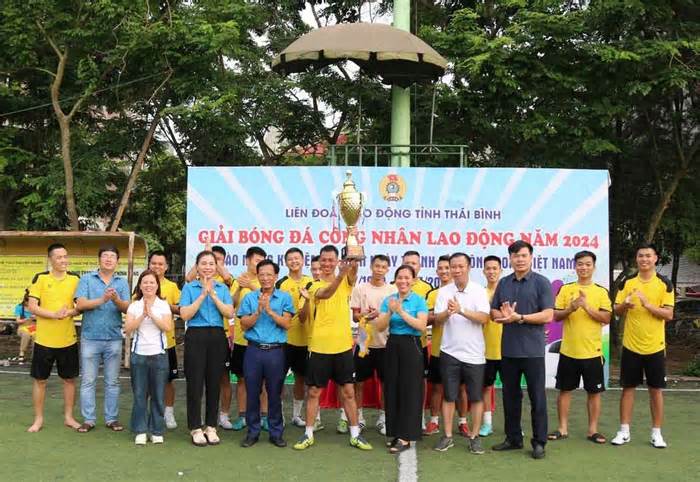 200 đoàn viên tham gia giải bóng đá nam công nhân lao động ở Thái Bình