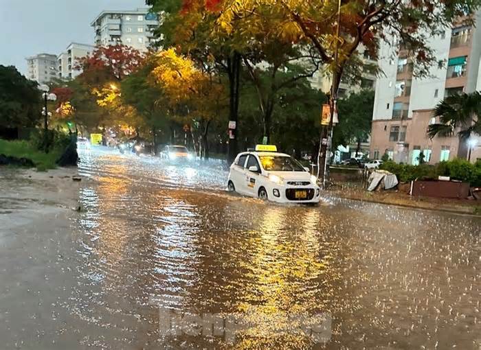 Nhiều tuyến phố Hà Nội ngập sâu sau mưa lớn chiều tối nay