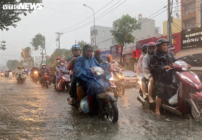 TP.HCM: Đường mênh mông nước, người dân khổ sở về nhà sau cơn mưa lớn